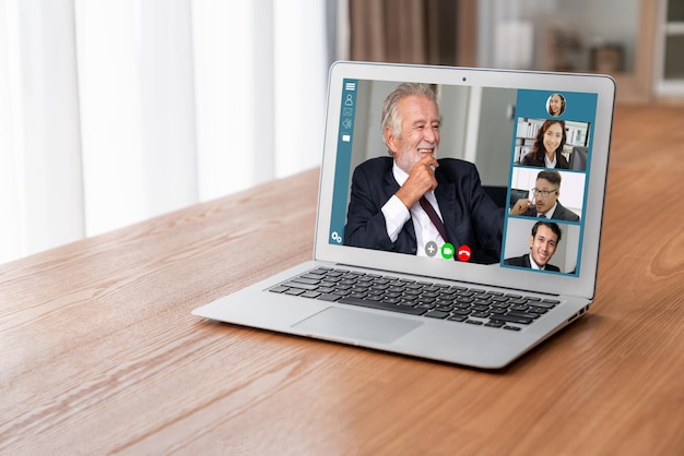 Geschäftsleute nehmen an einer Videokonferenz für ein modisches virtuelles Gruppentreffen von Büroangestellten teil