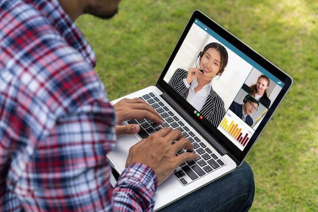 Geschäftsleute per Videoanruf treffen sich an einem virtuellen Arbeitsplatz oder einem Remote-Büro