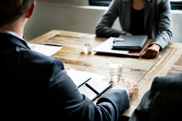 Geschäftsleute saßen in einem Meeting