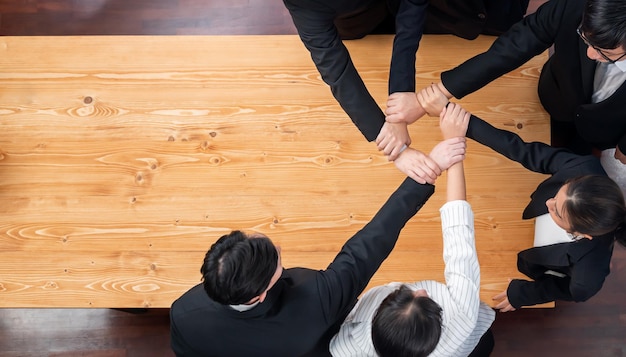 Foto geschäftsleute schließen sich von oben als konzept der harmonie im büro an