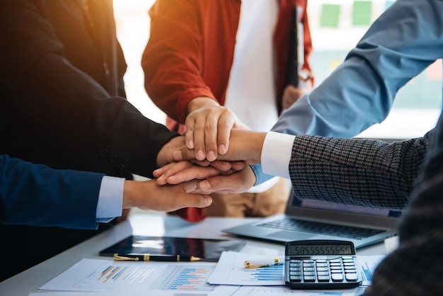 Geschäftsleute schütteln sich während einer Besprechung im modernen Büro die Hand