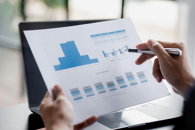 Geschäftsleute sehen sich die Finanzdokumente des Unternehmens an, um Probleme zu analysieren und Lösungen zu finden, bevor sie die Informationen zu einem Treffen mit einem Partner bringen Finanzkonzept