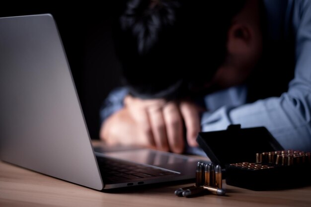 Geschäftsleute sind bei der Arbeit gestresst, mit einer Kugel neben dem Laptop, stressiger Blick und intensiven Emotionen.