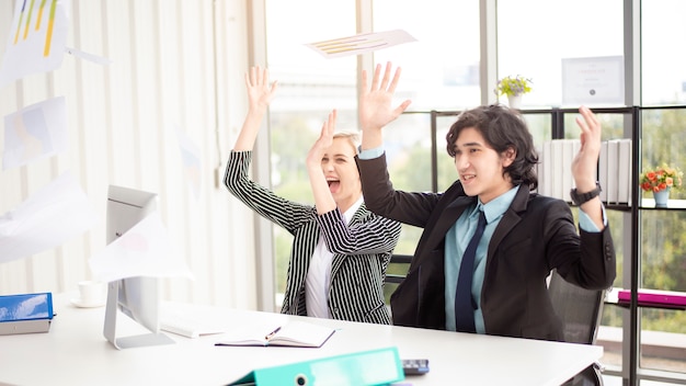 Geschäftsleute sind mit Geschäftserfolg im Büro glücklich