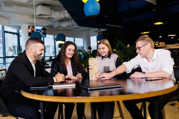 Geschäftsleute spielen Jenga-Spiele Sie sitzen im Büro und spielen Spiele Konzeptfoto für Design und Arbeit