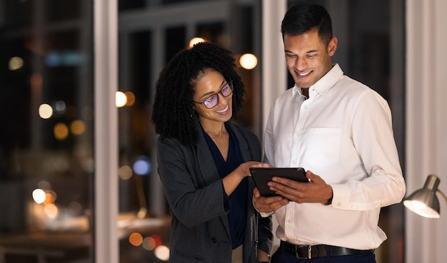 Geschäftsleute Tablet und Nachtarbeit im Büro Unternehmen und Zusammenarbeit mit digitaler Informationssuche und Technologie Mann, Frau und Unternehmen mit Teamwork-Technologie und Vielfalt im Unternehmen