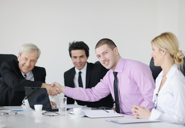 Geschäftsleute Team bei einem Meeting in einer hellen und modernen Büroumgebung.