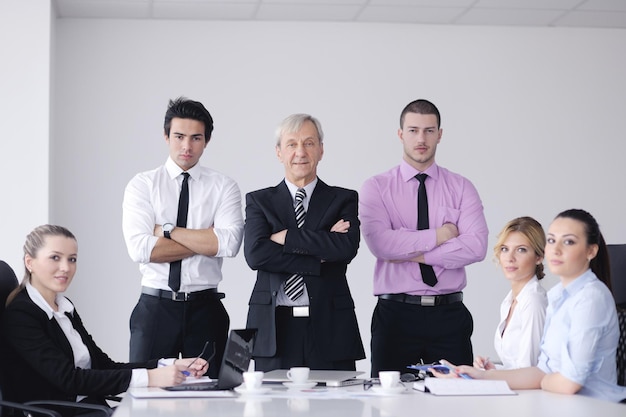 Geschäftsleute Team bei einem Meeting in einer hellen und modernen Büroumgebung.