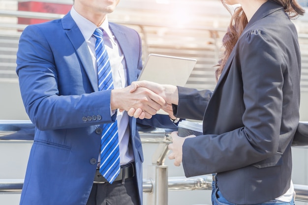 Geschäftsleute Team Handshake beenden eine Besprechung Business-Partnerschaft