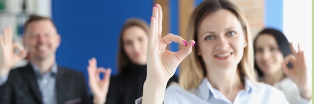 Geschäftsleute-Team zeigt gute Geste im Büro