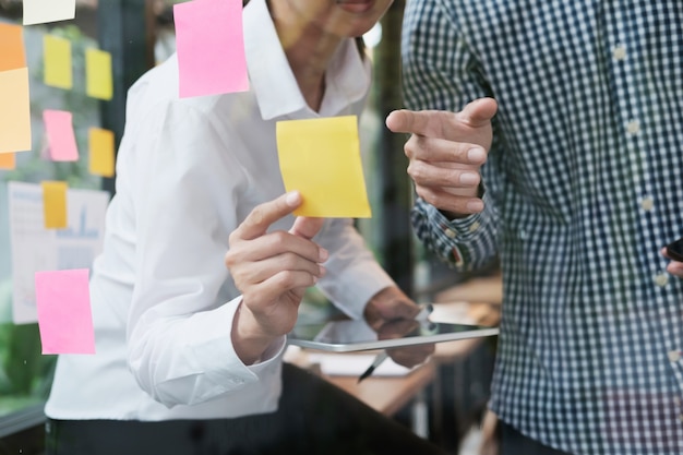 Geschäftsleute Teamarbeit Brainstorming Treffen.