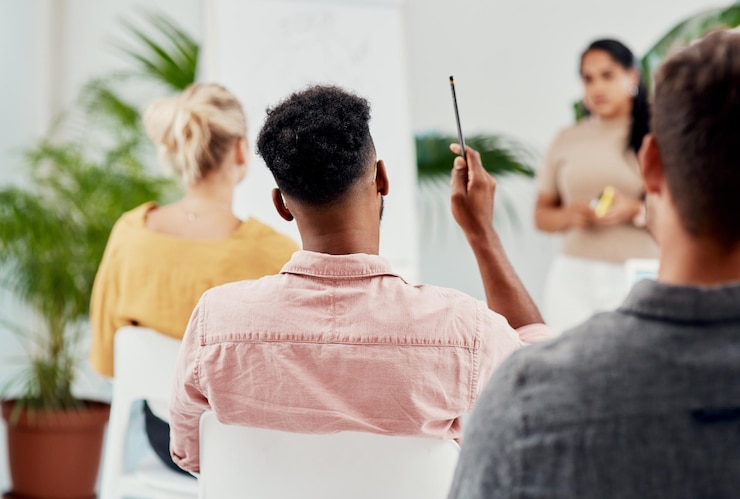 Foto geschäftsleute teamarbeit und frau mit präsentationsfragen und gespräch seminar zur einhaltung der ethik oder politik für mitarbeiter mitarbeiter oder diskussion für professionelles verhalten oder feedback