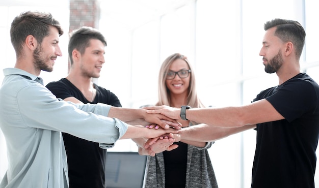 Foto geschäftsleute teamwork hände stapeln