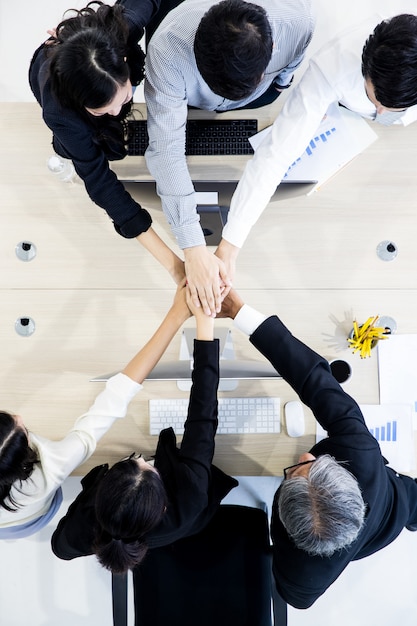 Foto geschäftsleute teamwork im büro.