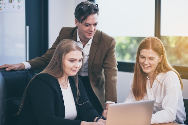 Foto geschäftsleute teilen ideen und arbeiten an einem neuen projekt im bürobusiness-teamwork-konzept