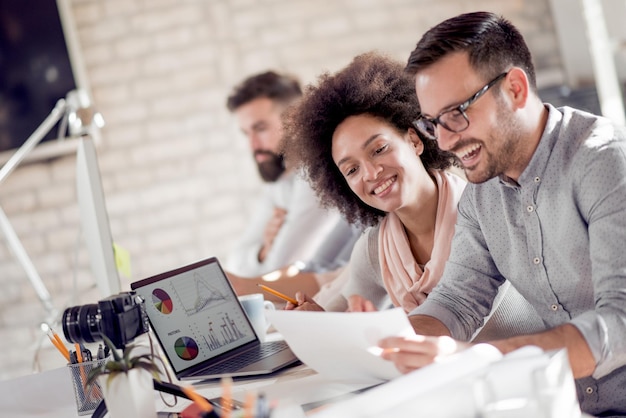 Geschäftsleute treffen sich im Büro, um das Projekt zu besprechen