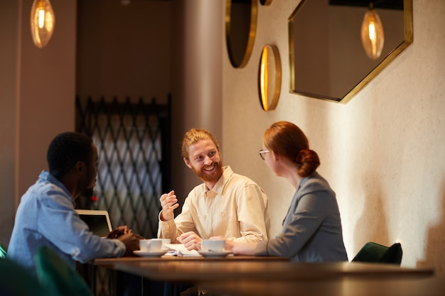 Geschäftsleute treffen sich im Restaurant