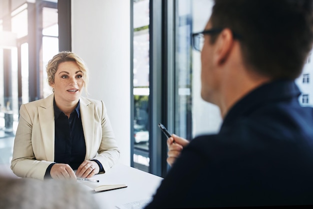 Geschäftsleute treffen sich und diskutieren über Ideenstrategie oder Planung im Bereich Marketing oder Werbung im Büro. Mitarbeiter bei Geschäftstreffen, Gesprächen oder Interviews für Unternehmenspläne