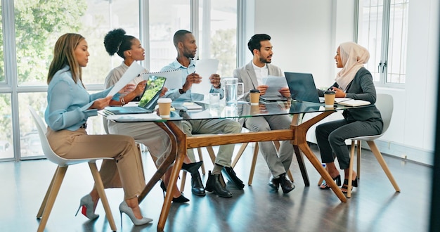 Geschäftsleute treffen sich und planen Strategie-Brainstorming oder Terminplanung im Sitzungssaal. Gruppe von Mitarbeitern tauscht Ideen in Teambesprechungen, Projektplänen oder Zusammenarbeit im Büro aus