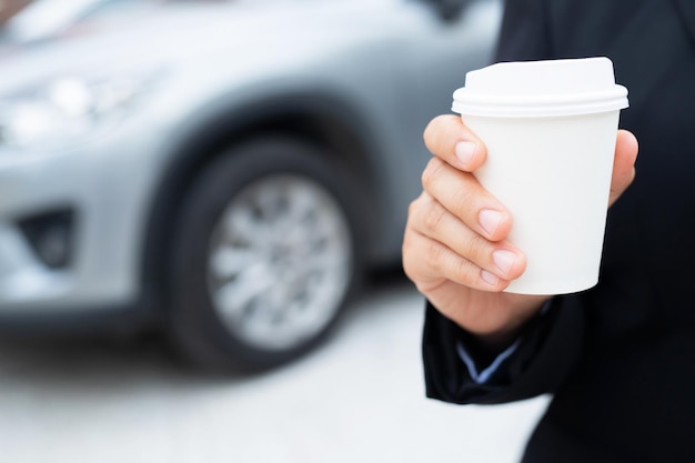 Geschäftsleute trinken immer heißen Kaffee, bevor sie ins Büro gehen.