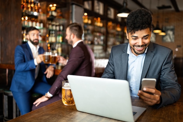 Geschäftsleute trinken nach der Arbeit Bier. Geschäftsleute genießen ein Bier in einer Kneipe