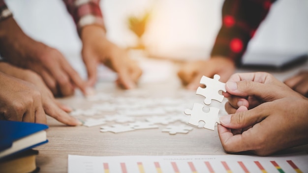 Geschäftsleute und Puzzle auf Holztisch