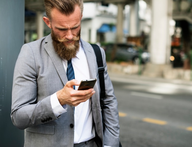 Geschäftsleute verwenden Handy im Freien