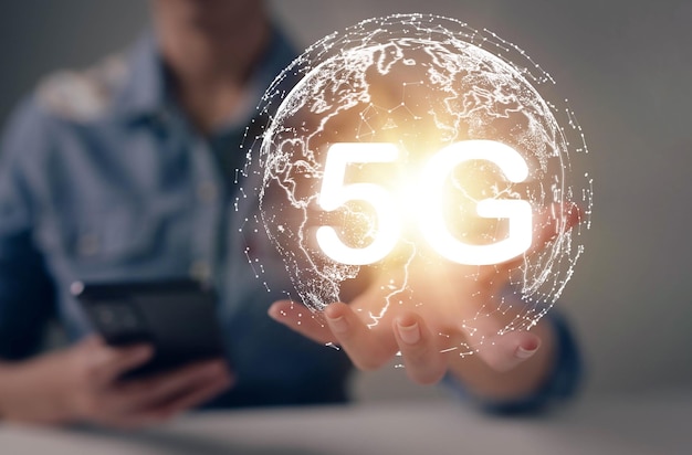 Geschäftsleute verwenden Mobiltelefone, um 5G-Internetsignale zu verbinden Das Konzept der Verbindung von 5G-Kommunikationssignalen aus der ganzen Welt