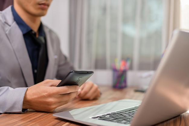 Geschäftsleute verwenden Mobiltelefone und Smartphones, um zu kommunizieren und zu arbeiten.