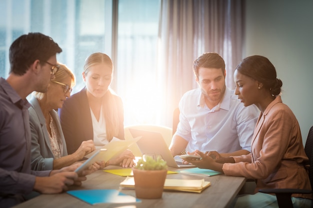 Foto geschäftsleute während eines meetings