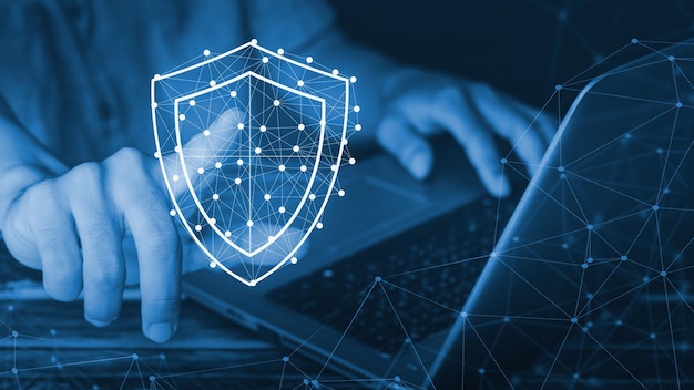 Geschäftsleute zum Schutz von Daten oder Netzwerken drücken das Schildsymbol Web-Schaltfläche Virussicherheit