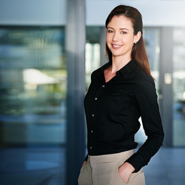 Geschäftsmädchen und glückliches Porträt im Büro für ein Praktikum in einem Unternehmensunternehmen für administrative Arbeiten oder Aufgaben zur Entwicklung von Fähigkeiten Weibliche Praktikantin professionell und zuversichtlich für die zukünftige Karriere