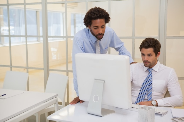 Geschäftsmänner, die an Computer im Büro arbeiten