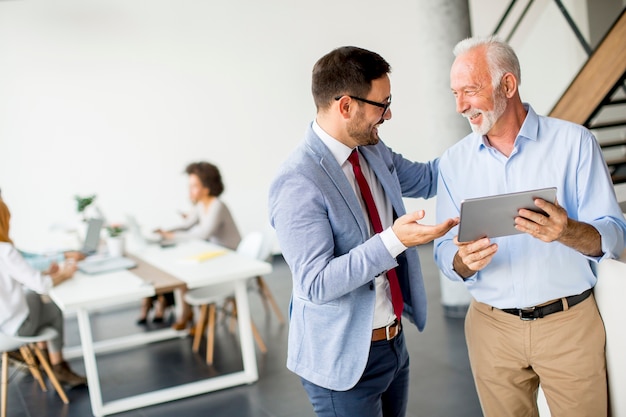 Geschäftsmänner mit digitaler Tablette im Büro