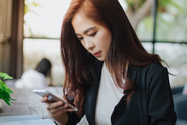 Geschäftsmänner und Frauen nutzen mobile und Touch-Smartphones für die Kommunikation