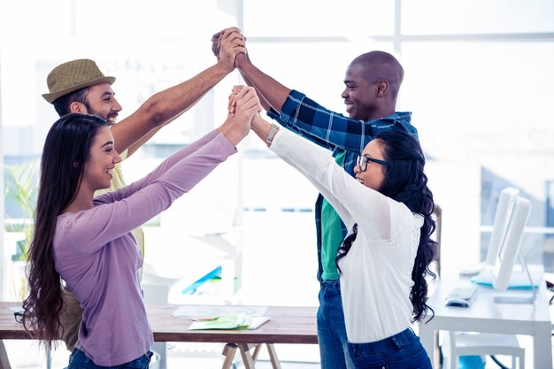 Geschäftsmänner und Geschäftsfrauen, die Gruppenaktivität im kreativen Büro durchführen