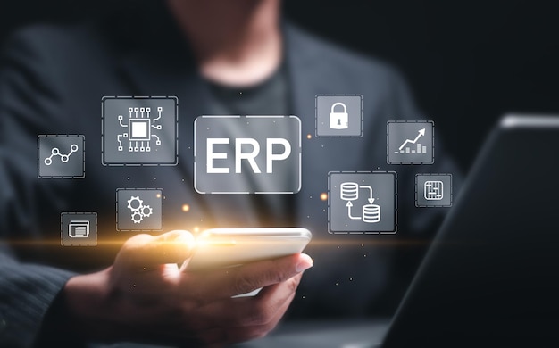 Geschäftsmanagementtechnologie Geschäftsmann verwendet ein Smartphone mit einem virtuellen Bildschirm des ERP-Icons zum Dokumentenmanagement für das Enterprise Resource Planning-Konzept