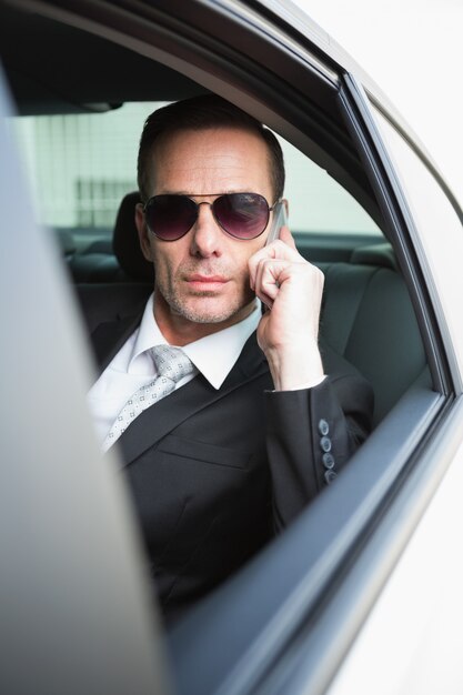 Geschäftsmann am Telefon mit Sonnenbrille