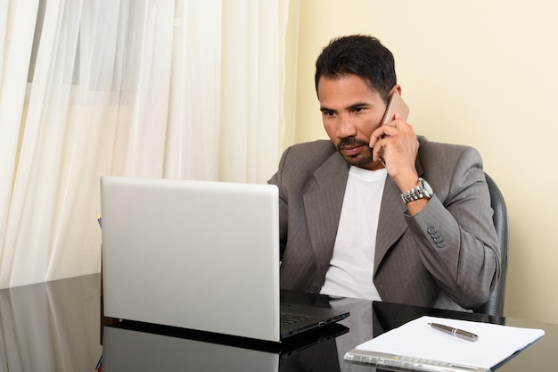 Geschäftsmann am Telefon sprechen