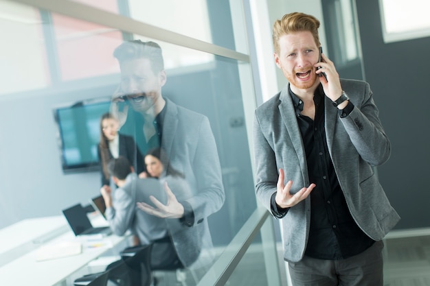 Geschäftsmann an einem Telefon