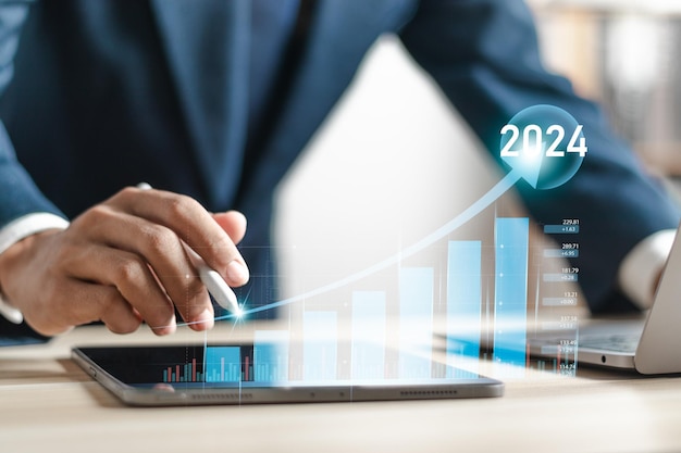 Geschäftsmann analysiert finanzielle Daten für langfristige Investitionen im Jahr 2024 Finanz- und Investitionsgeschäftsplanung und -entwicklung