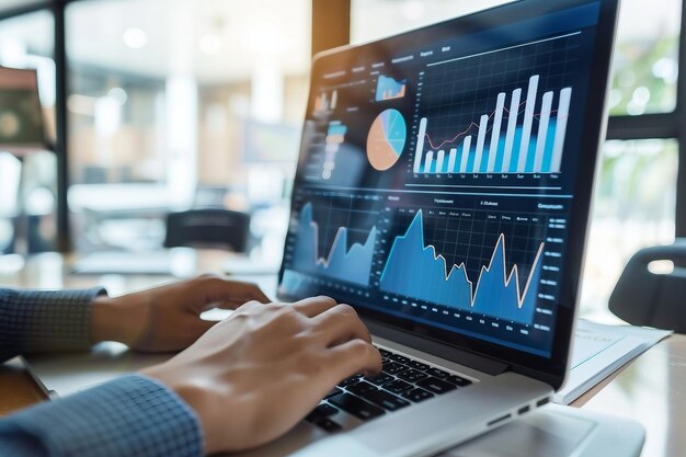 Geschäftsmann analysiert Geschäftsdiagramme und Marketingstatistiken auf einem Laptop-Monitor im Büro