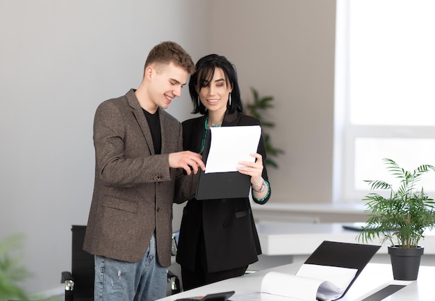 Geschäftsmann And Businesswoman Meeting In modernen Büro