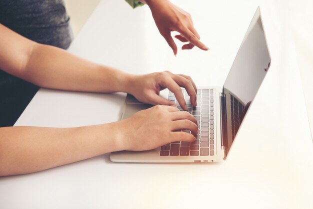 Geschäftsmann arbeiten im Büro und mit Laptop-Computer und Chef Handpunkt zu arbeiten.