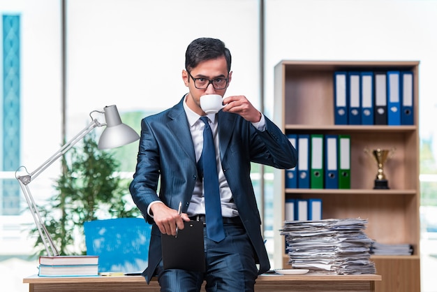 Geschäftsmann, arbeiten im Büro