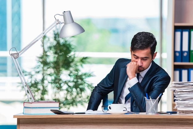 Geschäftsmann, arbeiten im Büro