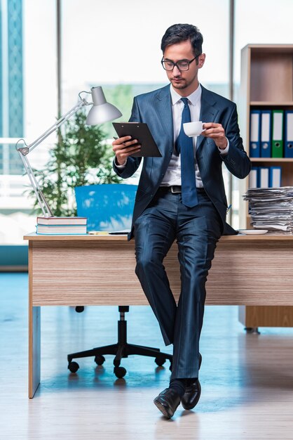 Geschäftsmann, arbeiten im Büro