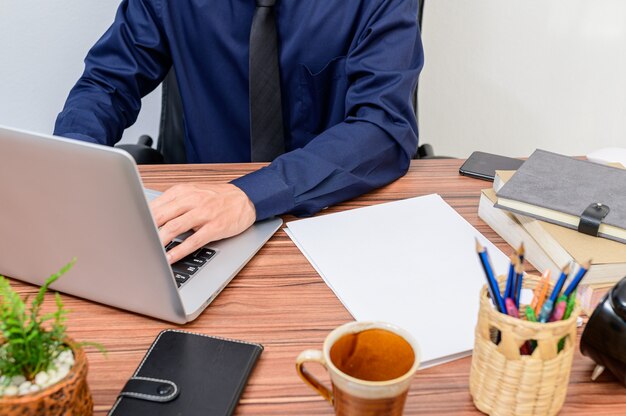 Geschäftsmann arbeiten mit Laptop im Schreibtisch