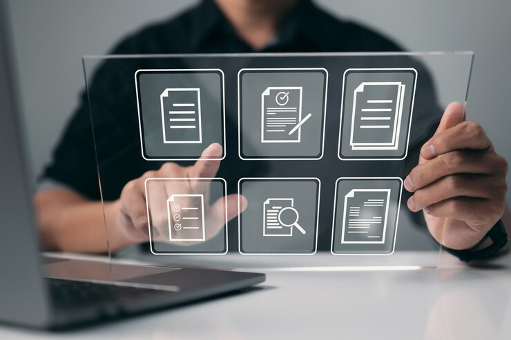 Foto geschäftsmann arbeitet an einem virtuellen bildschirm. automatisieren sie prozesse, um dateien effizienter zu verwalten. konzept einer online-dokumentationsdatenbank und eines dokumentenmanagementsystems.