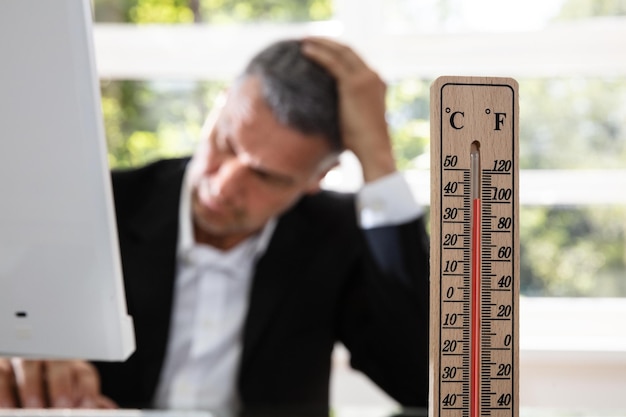 Foto geschäftsmann arbeitet bei heißem wetter